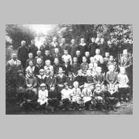 079-0018 Poppendorfer Schulkinder 1927 mit ihren Lehrern Ernst Will (links) und Lehrer Nabrotzki (rechts).jpg